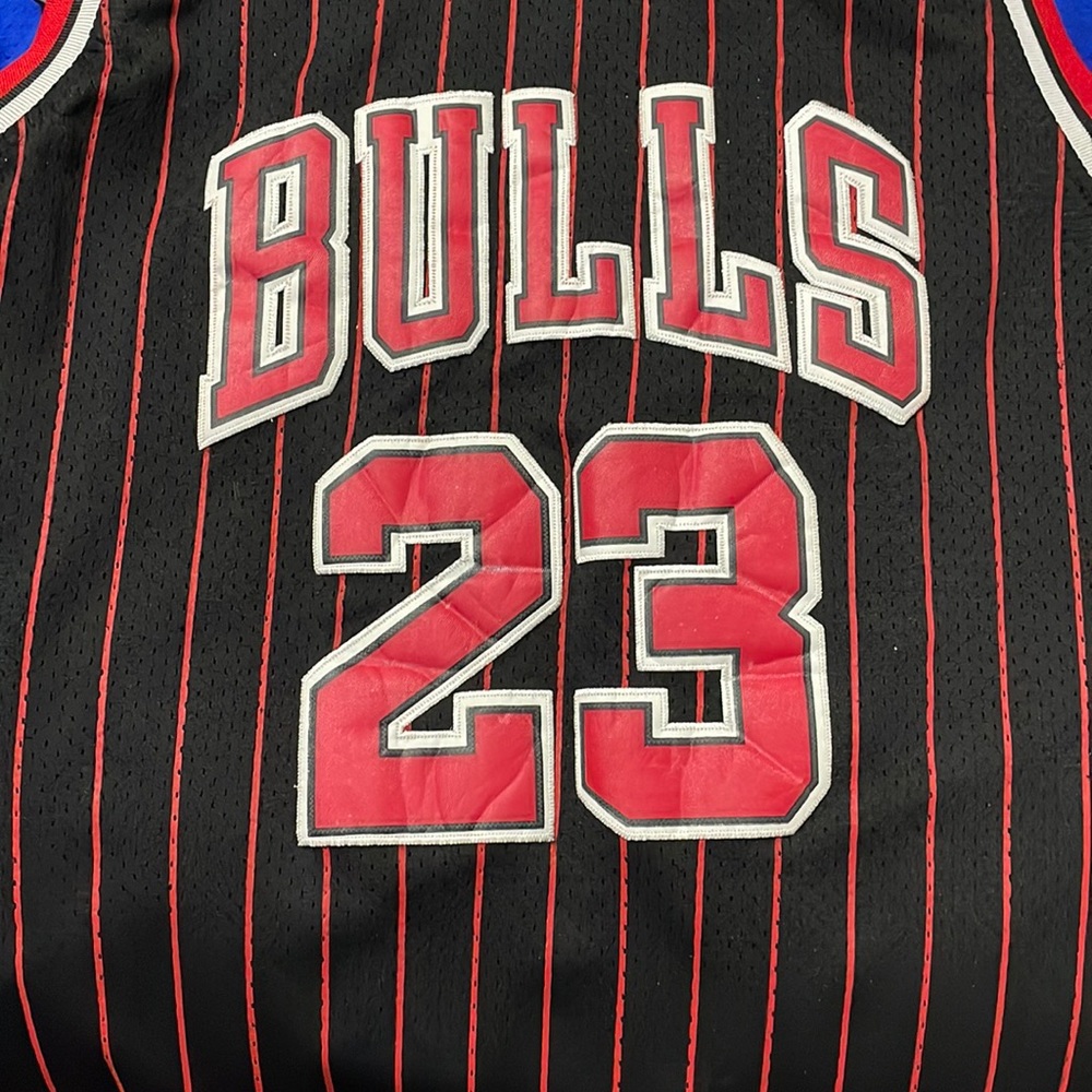 Large Nike jordan bulls jersey throwback
